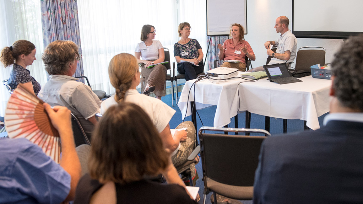 Podiumsdiskussion in einem Workshop Podiumsdiskussion in einem Workshop